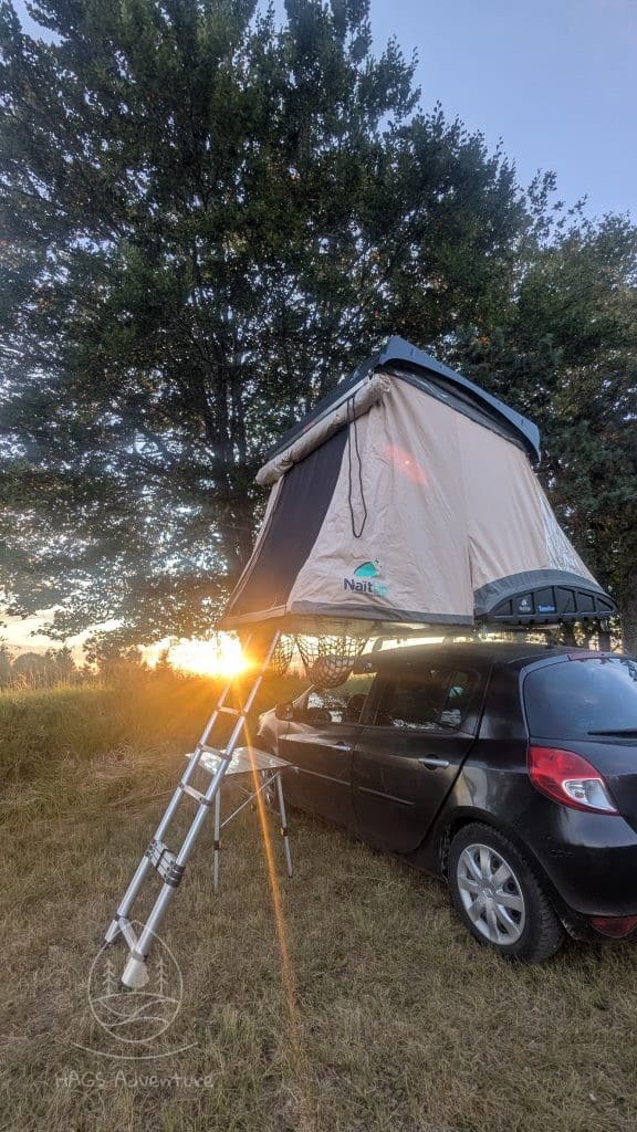 naitup triup avec coucher de soleil en fond